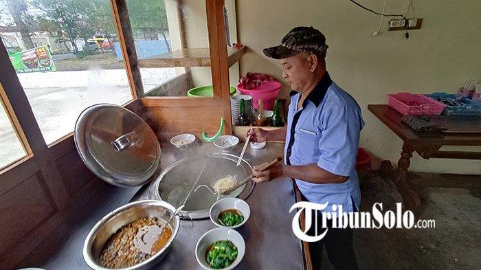 Ilustrasi Mie Ayam Wonogiri. Pedagang mie ayam di Wonogiri mengaku ada kenaikan harga mie mentah untuk membuat mie ayam. Kenaikan itu sudah terjadi sejak beberapa bulan silam. Diperkirakan kenaikan harga mie mentah adalah imbas dari kenaikan harga gandum.