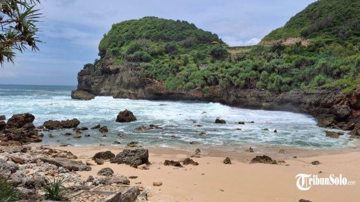 TERTIPU DI SEMBUKAN : Ilustrasi Pantai Sembukan, difoto belum lama ini. Seorang perempuan di Wonogiri menjadi korban pencurian oleh teman laki-lakinya yang dikenal lewat media sosial di pantai tersebut, Selasa (18/2/2025).