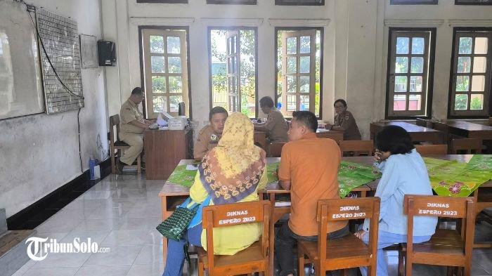 SPMB KLATEN - Ilustrasi orang tua calon murid melakukan konsultasi pendaftaran di Posko SPMB SMPN 2 Klaten, Senin (16/6/2025). Dugaan manipulasi domisili kurang dari setahun ditemukan pihak sekolah, saat hari pertama berlangsungnya Sistem Penerimaan Siswa Baru (SPMB) tingkat SMP di Kabupaten Klaten.