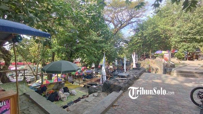 Ilustrasi pengunjung duduk di tikar penyewaan pedagang di OMAC, Desa Daleman, Kecamatan Tulung, Kabupaten Klaten.