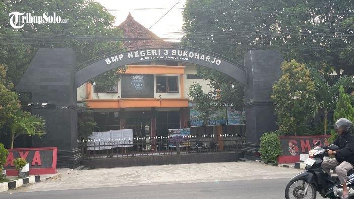 TAK BUKA PENDAFTARAN - Ilustrasi sekolah di Sukoharjo, Kamis (19/6/2025). Tiga Sekolah Menengah Pertama (SMP) Negeri di Kabupaten Sukoharjo dipastikan tidak membuka pendaftaran siswa baru. Keputusan ini diambil oleh Dinas Pendidikan dan Kebudayaan Sukoharjo, lantaran rendahnya minat siswa untuk mendaftar di ketiga sekolah tersebut.