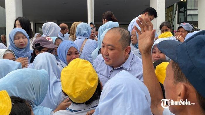 PENUH HARU : Isak tangis iringi pertemuan antara Direktur Utama PT Sri Rejeki Isman Tbk (SRITEX), Iwan Kurniawan Lukminto (Wawan) dengan ribuan buruh di hari terakhir bekerja pada Jumat (28/2/2025). Satu hari sebelum PT Sritex resmi ditutup permanen pemilik PT Sritex menyempatkan waktu bertemu dengan ribuan buruh.