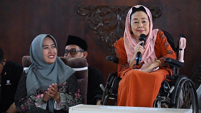 RAMAH. Istri Presiden ke-4 RI Almarhum Abdurahman Wahid, Shinta Nuriyah Abdurrahman Wahid. Dia buka bersama PKL dan tukang parkir di Taman Pancasila di Rumah Dinas Bupati Karanganyar, Kabupaten Karanganyar, Senin (17/3/2024) sore.