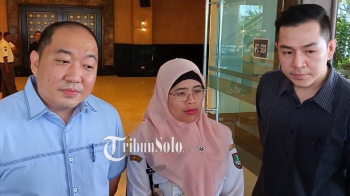 BERI PENJELASAN. Direktur Utama (Dirut) PT Sritex Iwan Kurniawan Lukminto dan Lurah Kelurahan Purwosari, Suwanti menemani penyidik Kejagung RI saat penggeledahan di gedung serba guna Diamond Solo, Rabu (2/7/2025).