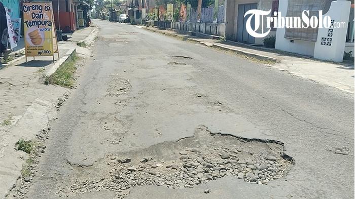 RUSAK PARAH. Penampakan kondisi Jalan Gawanan-Gagaksipat, Desa Gawanan, Kecamatan Colomadu Kabupaten Karanganyar rusak parah, Kamis (31/7/2025). Jalan Gawanan-Gagaksipat di wilayah Kabupaten Karanganyar kondisinya memprihatinkan.Nampak jalan itu ada lubang menganga di beberapa titik.