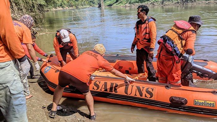 JASAD MAHASISWI UNS - Jasad mahasiswi UNS yang mengakhiri hidup dengan melompat ke Bengawan Solo telah ditemukan, Rabu (2/7/2025). Jasad korban ditemukan tak bernyawa di sekitar Jembatan Ring Road 3,3 km dari titik jatuhnya korban.