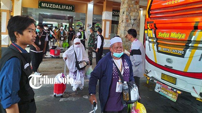 Jemaah Haji Embarkasi Solo meninggalkan gedung Muzdalifah untuk menuju daerahnya masing-masing, Senin (22/7/2024)