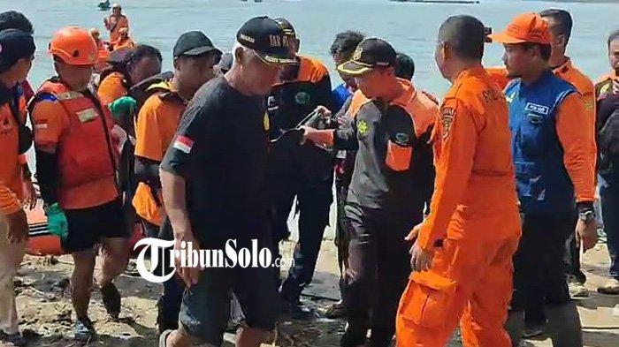 JENAZAH DITEMUKAN. Evakuasi warga Desa Gilirejo, Kecamatan Miri, Kabupaten Sragen yang tenggelam di Waduk Kedung Ombo, berhasi ditemukan di hari ketiga pencarian, Kamis (1/5/2025). Tim SAR gabungan akhirnya berhasil menemukan seorang warga Desa Gilirejo, Kecamatan Miri, Kabupaten Sragen yang tenggelam di Waduk Kedung Ombo.