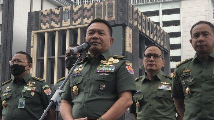 Kepala Staf Angkatan Darat (KSAD) Jenderal TNI Dudung Abdurachman bersama jajaran saat konferensi pers di Mabes TNI AD di Jakarta, Rabu (11/5/2022).