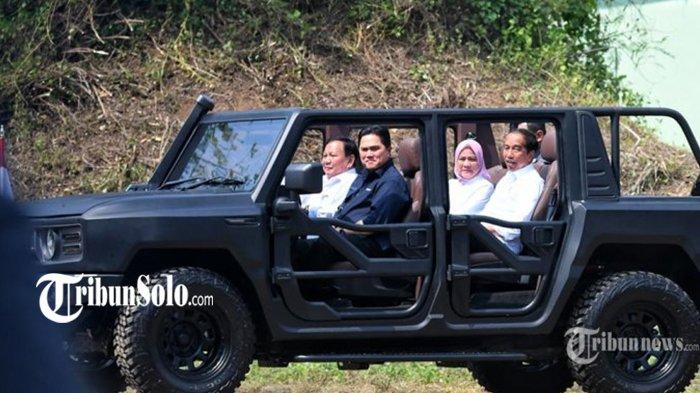 Presiden Republik Indonesia Joko Widodo (Jokowi) dan Ibu Negara Iriana Joko Widodo (belakang) saat menaiki kendaraan taktis ringan Maung yang dikendarai Menteri Pertahanan Prabowo Subianto serta Menteri BUMN Erick Thohir (depan kanan) saat meninjau gudang peluru atau munisi di PT Pindad, Turen, Kabupaten Malang, Jawa Timur, Senin (24/7/2023). Kunjungan kerja tersebut untuk membahas besarnya potensi ekspor perusahaan yang bergerak di bidang alat utama sistem persenjataan (alutsista) di PT Pindad.