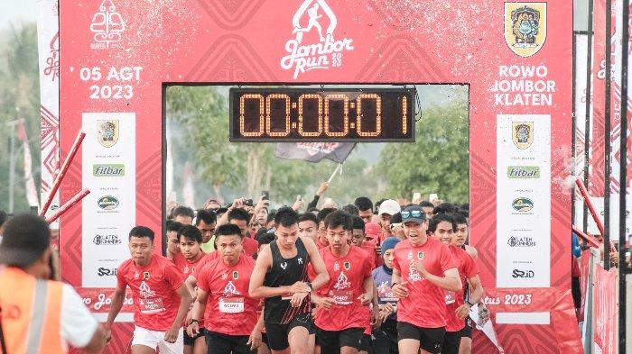 Potret peserta saat berlari di titik awal rute mengelilingi Rowo Jombor sejauh 5,7 kilometer, Sabtu (5/8/2023).