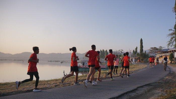 Potret peserta saat berlari di titik awal rute mengelilingi Rowo Jombor sejauh 5,7 kilometer, Sabtu (5/8/2023).