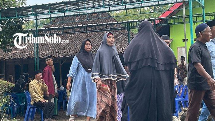 KAKAK BERADIK TENGGELAM DI SUKOHARJO. Warga mulai berdatangan untuk takziah ke rumah duka kakak beradik yang tenggelam, berlokasi di RT 01 RW 04, Dukuh Pandanan, Desa Kedungwinong, Rabu (29/1/2025). Sebelumnya kakak beradik ini tenggelam di Embung Pangtelu, Desa Kedungwinong, Kecamatan Nguter, Kabupaten Sukoharjo.