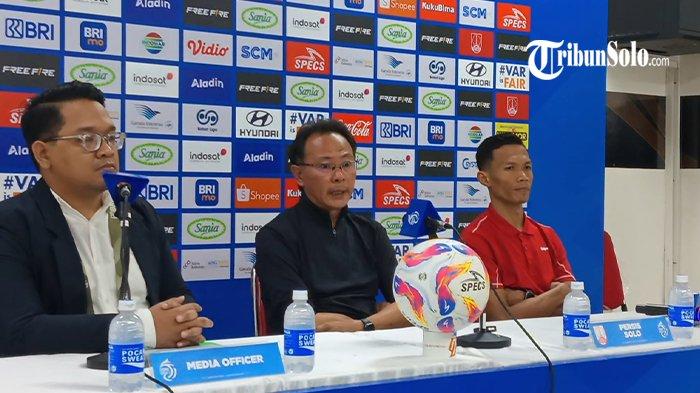 KALAH DI KANDANG SENDIRI - Pelatih Persis Solo, Ong Kim Swee (OKS) saat konferensi pers pasca laga Persis Solo vs Maluku United, Sabtu (12/4/2025). Persis Solo harus menerima kekalahan dengan skor 1-3 saat melawan Maluku United. OKS mengakui bahwa kekalahan timnya tak lepas dari banyaknya kesalahan yang dibuat anak asuhnya pada pertandingan kali ini.