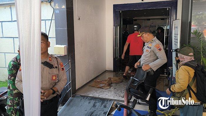 KEBAKARAN BANK JATENG. Proses evakuasi barang-barang dari gedung bank Jateng di Jalan Pemuda, Kabupaten Klaten, yang terbakar, Minggu (2/3/2025). Upaya penanganan ini dibantu sejumlah tim, antara lain Satpol PP, Damkar, BPBD, TNI-Polri, PMI hingga relawan.