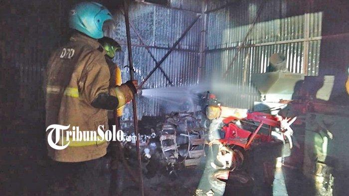 PADAMKAN KEBAKARAN. Kebakaran di Gudang Dinas Pertanian di Selogiri, Kamis (17/4/2025) dini hari. Koordinator Damkar Satpol PP dan Damkar Wonogiri Sriyanto Kembo objek yang terbakar yakni Gudang Dinas Pertanian atau UPT Balai Benih yang berada di Gunung Wijil RT 1/ RW 2 Kelurahan Kaliancar, Selogiri, Wonogiri.