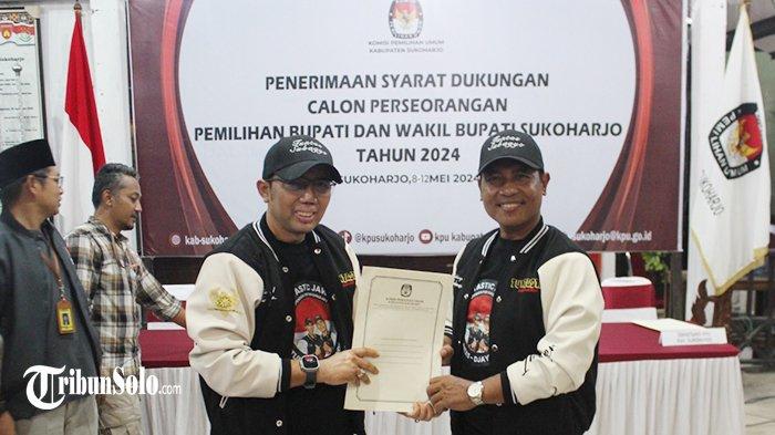 Potrait saat bakal calon Bupati dan Wakil Bupati Sukoharjo jalur Independen Tuntas Subagyoa - Djayendra Dewa di kantor KPU Sukoharjo.