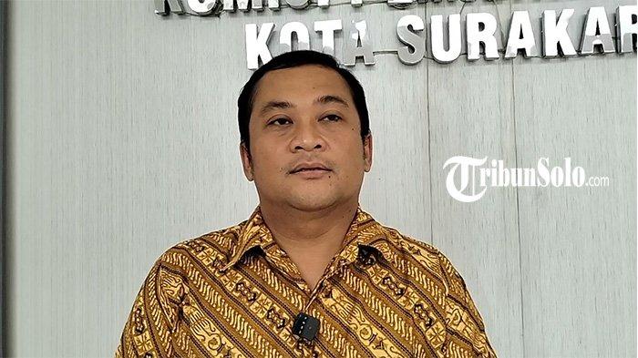 SIAP BUKA DATA. Ketua KPU Kota Solo Yustinus Arya Artheswara saat ditemui di kantornya, Kamis (17/4/2025).