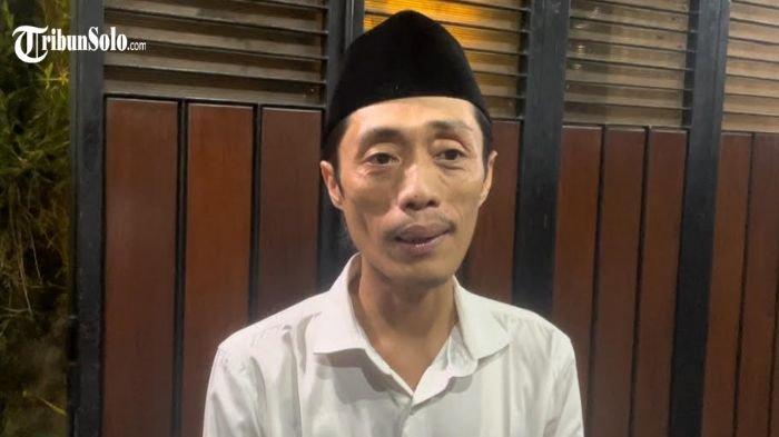 DATANGI JOKOWI - Kader PSI pengunggah foto ijazah Joko Widodo (Jokowi), Dian Sandi menemui Jokowi di kediamannya di Solo, Kamis (22/5/2025) petang. Ia mengaku ingin meminta maaf secara langsung kepada Jokowi karena telah memposting salah satu dokumen penting milik Presiden ke-7 RI tersebut.