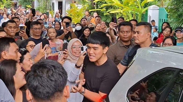 KAESANG DI SOLO - Kaesang Pangarep saat hendak masuk ke rumah Jokowi pada pada Selasa (1/4/2025) siang lalu, Kaesang enggan berkomentar ditanya mengenai gugatan terhadap Jokowi soal mobil Esemka. (KOMPAS.com/Romensy Augustino )