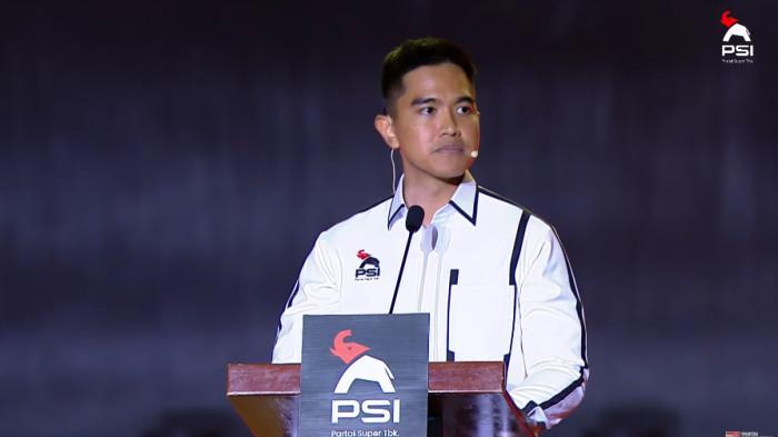 KAESANG BERPIDATO - Kaesang pidato di depan Presiden RI Prabowo Subianto dan para tokoh politik, Minggu (20/7/2025) di Edutorium UMS Sukoharjo, saat penutupan Kongres Nasional PSI. Dalam pidato itu, Kaesang sempat menyinggung masalah ujaran kebencian dan hoaks yang masif di Indonesia.