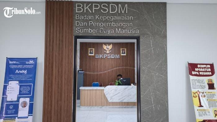 PENGANGKATAN TERTUNDA : Kantor Badan Kepegawaian Dan Pengembangan Sumber Daya Manusia (BKPSDM) Kabupaten Sragen, Kamis (13/3/2025). Penundaan pengangkatan juga dirasakan ratusan Calon Aparatur Sipil Negara (CASN) di Kabupaten Sragen.