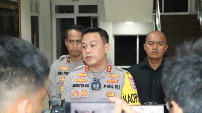 Kapolres Gresik AKBP Adhitya Panji Anom saat memberikan keterangan di Mapolres Gresik, Minggu (19/11/2023) malam.