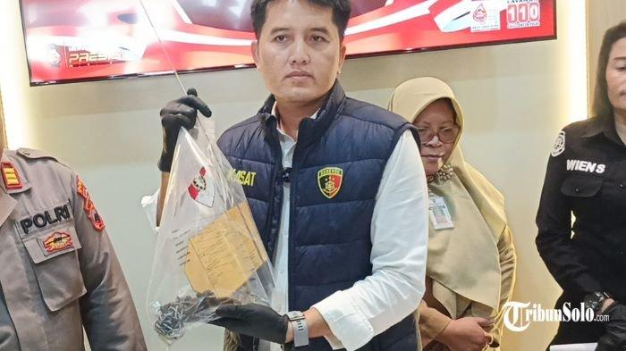 KASUS KEKERASAN ANAK - Kasat Reskrim Polres Boyolali AKP Joko Purwadi saat konferensi pers soal kasus kekerasan terhadap anak, Senin (14/7/2025). Polres Boyolali resmi menetapkan SP (65), warga Dukuh/Desa Mojo, Kecamatan Andong, sebagai tersangka kasus dugaan penelantaran dan kekerasan terhadap anak.