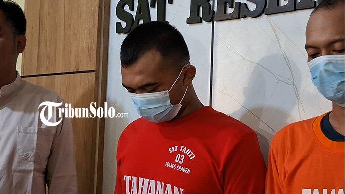DIAMANKAN POLISI - Seorang pemuda pengangguran ditangkap Satnarkoba Polres Sragen karena menjadi pengedar sabu dan kedapatan memiliki sabu seberat 0,72 gram, saat dihadirkan di Mapolres Sragen, Kamis (17/4/2025).