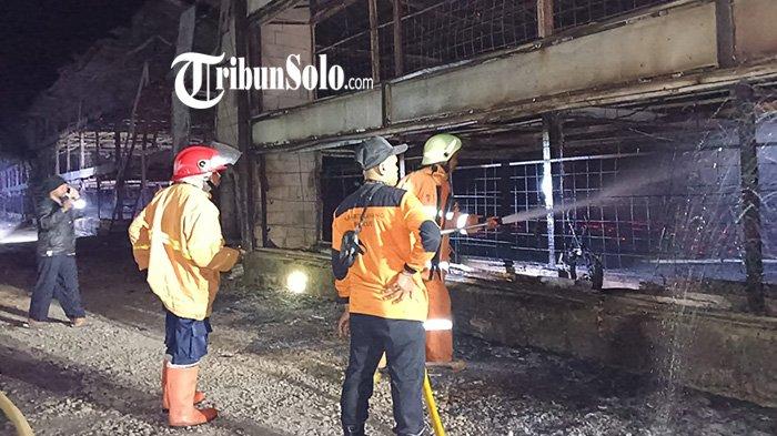 KEBAKARAN KANDANG AYAM. Proses pemadaman kebakaran kandang ayam di Desa Ngargosari, Kecamatan Sumberlawang, Kabupaten Sragen, Rabu (23/4/2025) malam. Kebakaran menghanguskan bangunan kandang ayam milik Bambang (40) warga Desa Jati, Kecamatan Sumberlawang tersebut.