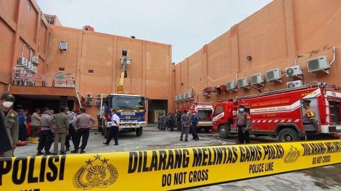 Kebakaran terjadi di Gedung New Orange Karaoke yang beralamat di Jalan Veteran, Tegal Timur, Kota Tegal, Senin (15/1/2024) pada pukul 08.00 WIB. Tragedi ini mengakibatkan enam pemandu lagu tewas.