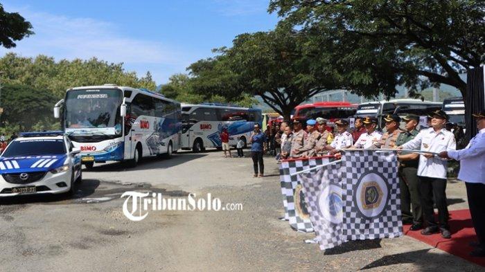 ARUS BALIK LEBARAN - Keberangkatan penumpang dari Terminal Tipe A Giri Adipura Wonogiri pada arus balik, Sabtu (5/4/2025). Jumlah penumpang bus AKAP dari Wonogiri terus bertambah.