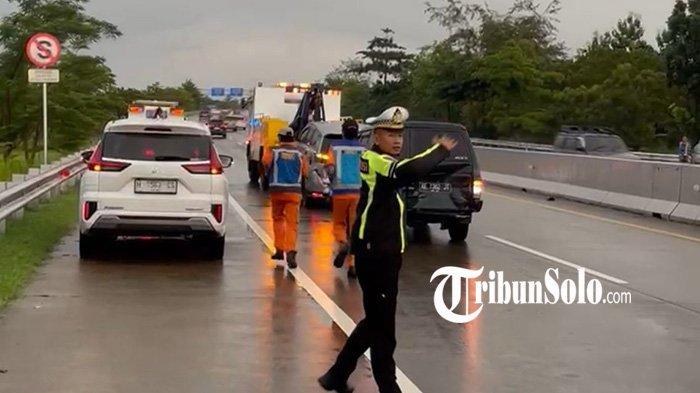 EVAKUASI KECELAKAAN. Kecelakaan 4 kendaraan di tol Solo-Ngawi, tepatnya di wilayah Kabupaten Sragen, Rabu (4/2/2025). Terjadi kecelakaan lalu lintas di Jalan Tolo Solo-Ngawi, tepatnya di KM 527.800 B, Kabupaten Sragen, Rabu (2/4/2025), sore.