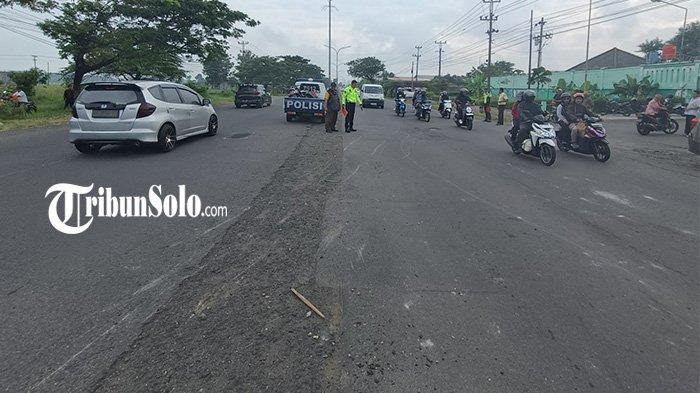 KECELAKAAN 5 KENDARAAN. Lokasi kecelakaan libatkan 5 kendaraan di Kecamatan Kebakkaramat, Kabupaten Karanganyar, Sabtu (5/4/2025). Kecelakaan lalu lintas libatkan lima kendaraan terjadi di Jalan Solo-Sragen, Sabtu (5/4/2025) sekira pukul 06.00 WIB.