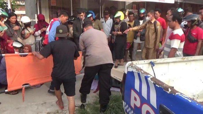 Kecelakaan di Sampit, suasana evakuasi jenazah korban kecelakaan di Jalan Tidar IV Sampit, Kabupaten Kotawaringin Timur, Senin (25/09/2023).