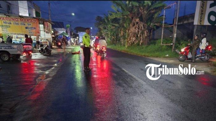KECELAKAAN DI KARANGANYAR - Petugas Satlantas Polres Karanganyar melakukan olah TKP di lokasi kejadian, di jalan Gatot Subroto, Desa Ngijo, Kecamatan Tasikmadu, Kabupaten Karanganyar, Sabtu (14/6/2025) sore.