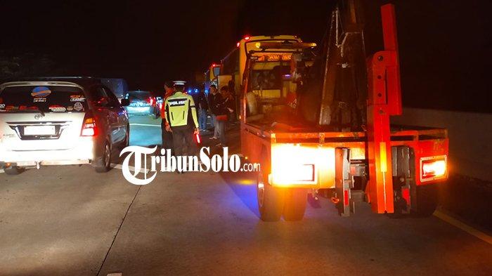 KECELAKAAN PEMUDIK LEBARAN. Para penumpang bus yang terlibat kecelakaan di KM 485 Tol Boyolali dievakuasi, Sabtu (29/3/2025). Polisi sudah turun tangan menangani kecelakaan ini.
