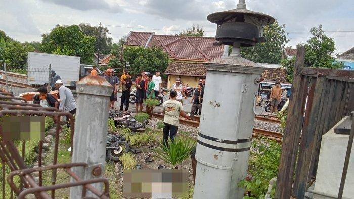 LAKA MAUT - Petugas tiba di Jalur Perlintasan Langsung Kereta Api di wilayah Desa/ Kecamatan Barat, Kabupaten Magetan, melakukan penanganan lebih lanjut tabrakan antara kereta api dengan pengendara sepeda motor Senin siang (19/5/2025). Ada 4 korban tewas dalam kecelakaan ini..