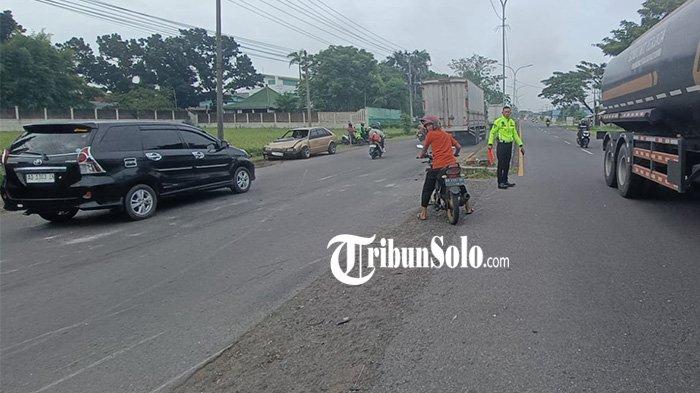 TKP KECELAKAAN. Lokasi kecelakaan libatkan 5 kendaraan di Kecamatan Kebakkaramat, Kabupaten Karanganyar, Sabtu (5/4/2025). Kecelakaan lalu lintas libatkan lima kendaraan terjadi di Jalan Solo-Sragen, Sabtu (5/4/2025) sekira pukul 06.00 WIB.