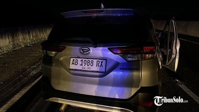 EVAKUASI - Kecelakaan lalu lintas terjadi di KM 3+600 tol Solo-Jogja, di atas jembatan Kliteh, Kecamatan Sawit, Kamis (1/5/2025). Satu orang terluka akibat kejadian ini.