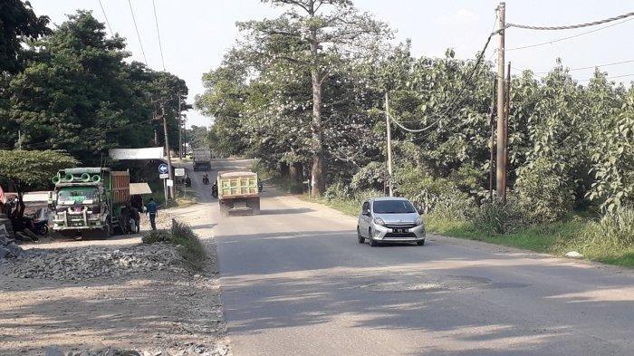 Penampakan persimpangan Jalan Sudamanik, Desa Gorowong, Kecamatan Parungpanjang, Kabupaten Bogor lokasi kecelakaan maut yang tewaskan ibu dan anak, Senin (18/12/2023).