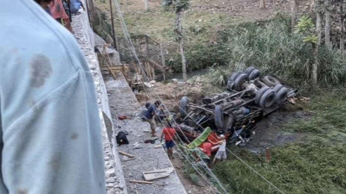 Truk tangki bermuatan aspal mengalami kecelakaan terjun ke jurang dan terbalik di Jalan Raya Gemawang, Kecamatan Jambu, Kabupaten Semarang, Minggu (22/10/2023) petang.