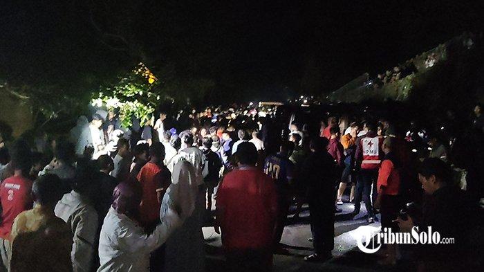 KECELAKAAN BUS - Kecelakaan tunggal bus di jalan Giribangun -Matesih, tepatnya di kawasan Astana Giribangun, Desa Karangabangun, Kecamatan Matesih, Kabupaten Karanganyar, Senin (2/6/2025) malam. Akibat kejadian tersebut, satu penumpang meninggal dunia
