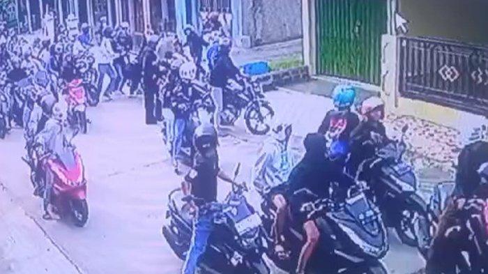 PENGEROYOKAN ANTAR PERGURUAN SILAT. Tangkapan layar rekaman CCTV pengeroyokan terhadap seorang anggota PSHT oleh oknum perguruan silat lain di Desa Kedungupit, Kecamatan/Kabupaten Sragen, Minggu (26/1/2025). Kejadian ini terjadi setelah salah satu perguruan silat selesai menggelar acara perayaan ulang tahun.