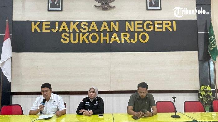 PENETAPAN TERSANGKA - Kejaksaan Negeri (Kejari) Sukoharjo menetapkan mantan Kepala Desa (Kades) Godog, Kecamatan Polokarto, Agus Adi Setiawan (AAS), sebagai tersangka kasus dugaan korupsi Dana Desa.
Penetapan tersangka dilakukan pada Rabu (4/6/2025), setelah Kejari Sukoharjo mengantongi cukup alat bukti.