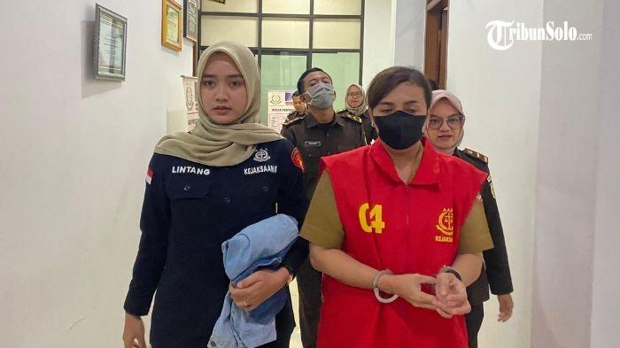TILEP DANA - Kejaksaan Negeri (Kejari) Sukoharjo menetapkan seorang wanita sebagai tersangka dalam kasus penyelewengan dana Desa Sanggung, Kecamatan Gatak, Kabupaten Sukoharjo pada Selasa (8/7/2025) kemarin. Dari hasil penyelidikan sementara, YP diduga telah menggelapkan dana desa dengan total nilai mencapai Rp 406 juta.