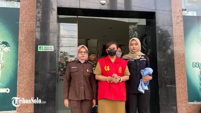 TILEP DANA - Kejaksaan Negeri (Kejari) Sukoharjo menetapkan seorang wanita sebagai tersangka dalam kasus penyelewengan dana Desa Sanggung, Kecamatan Gatak, Kabupaten Sukoharjo pada Selasa (8/7/2025) kemarin. Dari hasil penyelidikan sementara, YP diduga telah menggelapkan dana desa dengan total nilai mencapai Rp 406 juta.