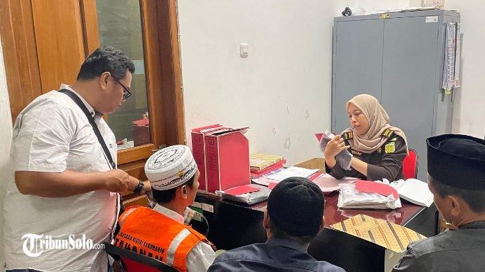 KASUS PELECEHAN - Kejaksaan Negeri (Kejari) Sukoharjo resmi menerima pelimpahan berkas perkara kasus dugaan pelecehan seksual terhadap anak di bawah umur dengan tersangka Dendi Irwandi (36) pada Selasa (24/6/2025). Pelimpahan ini dilakukan setelah berkas perkara dinyatakan lengkap oleh jaksa penuntut umum atau tahap P21.