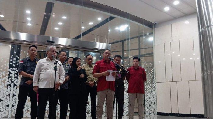 UNGKAP KASUS SRITEX. Direktur Penyidikan Jampidsus Abdul Qohar saat konferensi pers di Gedung Bundar Jampidsus, Kejaksaan Agung, Jakarta, Rabu (21/5/2025). Kejaksaan Agung (Kejagung) menemukan adanya kejanggalan dalam kasus pemberian kredit perbankan kepada PT Sri Rejeki Isman Tbk (Sritex).