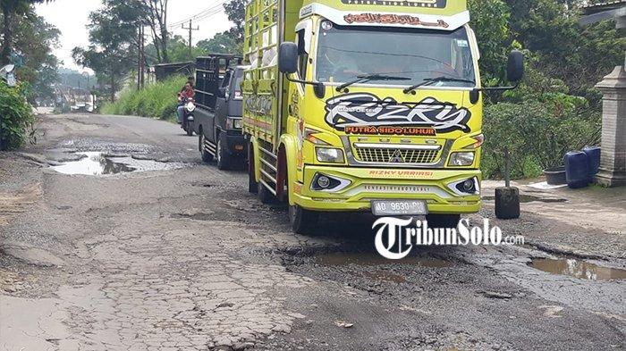 KENDARAAN BERAT - Ilustrasi Kendaraan berat saat melintasi jalan Musuk-Tamansari di Boyolali, Rabu (24/4/2024) lalu.